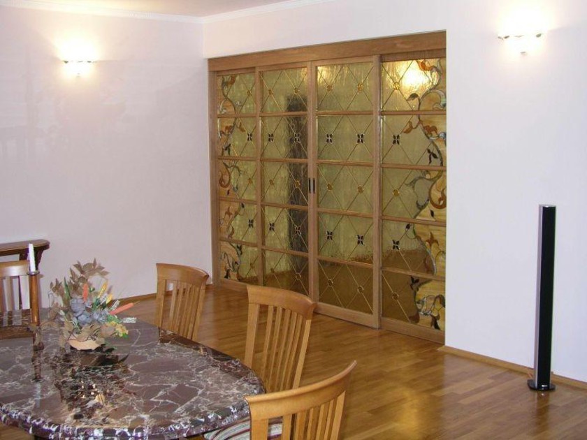 Перегородка для гостиной с цветным стеклом и декоративными вставками Саратов