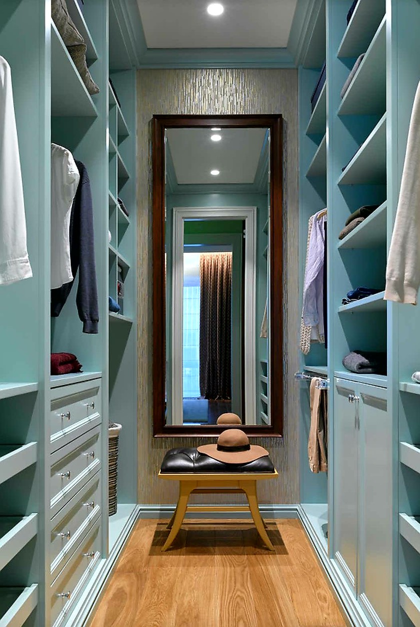 Параллельная гардеробная комната с большим зеркалом Саратов