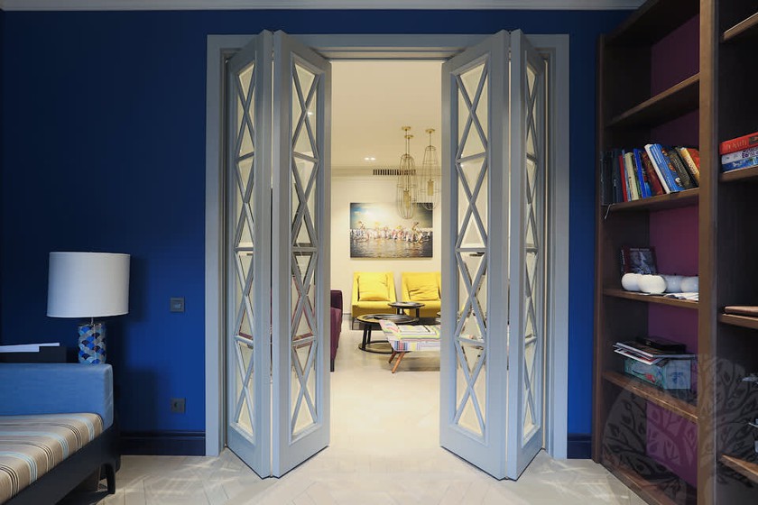 Двери гармошка  для гостиной со стеклами с разделителями Саратов