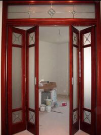 Дверь гармошка с декоративными стеклянными вставками Саратов